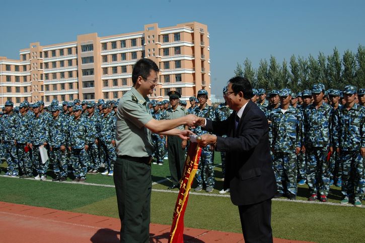 2012级新生军训闭营式在学院运动场举行